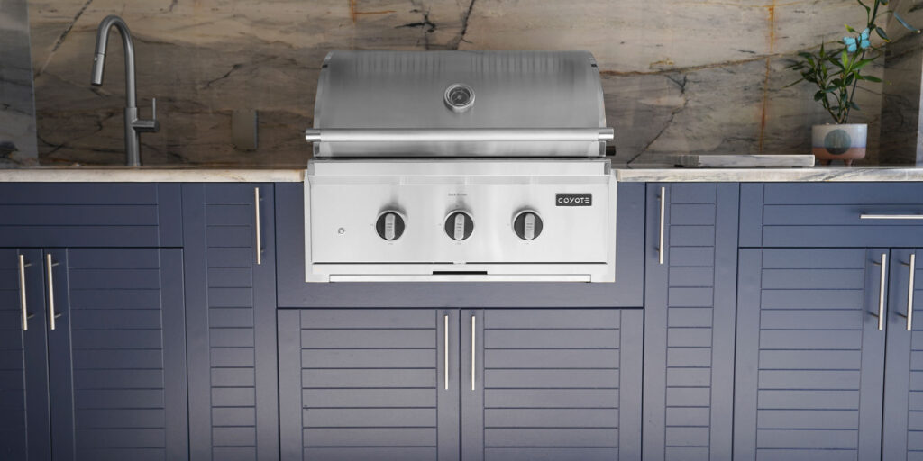 Outdoor Kitchen Photo Gallery 3 A Coyote gas grill is a center piece of the premium outdoor kithcen