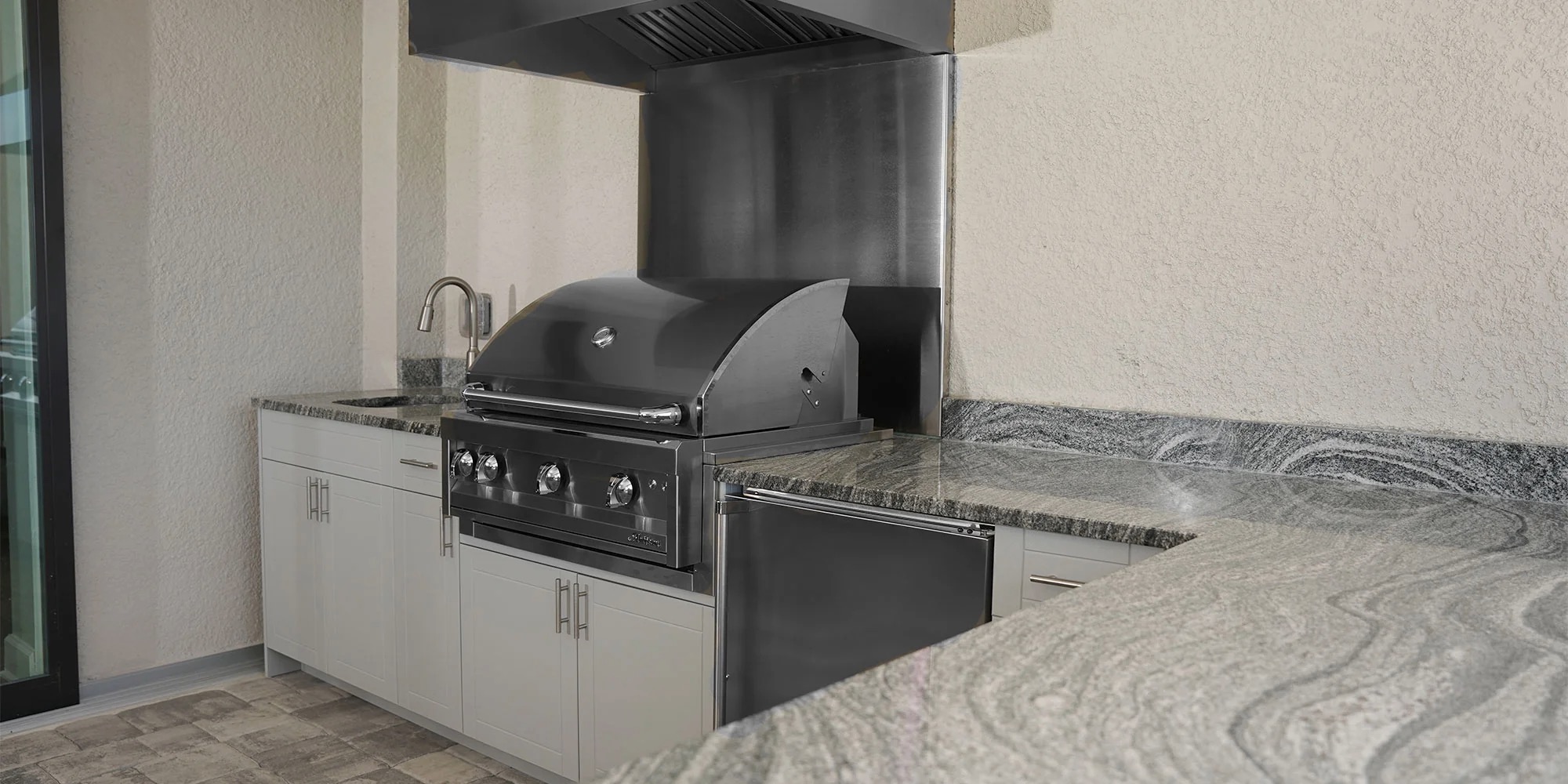 outdoor-kitchen-cabinets-DolphinGray-Shaker-3_2000x