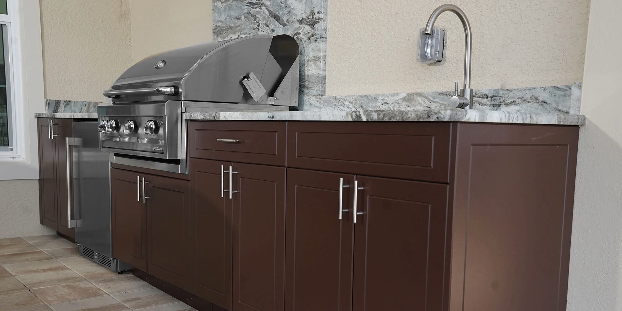 outdoor-kitchen-cabinets-mocha-sport-2_2000x