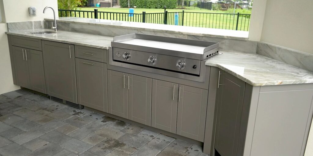 outdoor-kitchen-seventeen-shaker-slate-gray-1_2000x