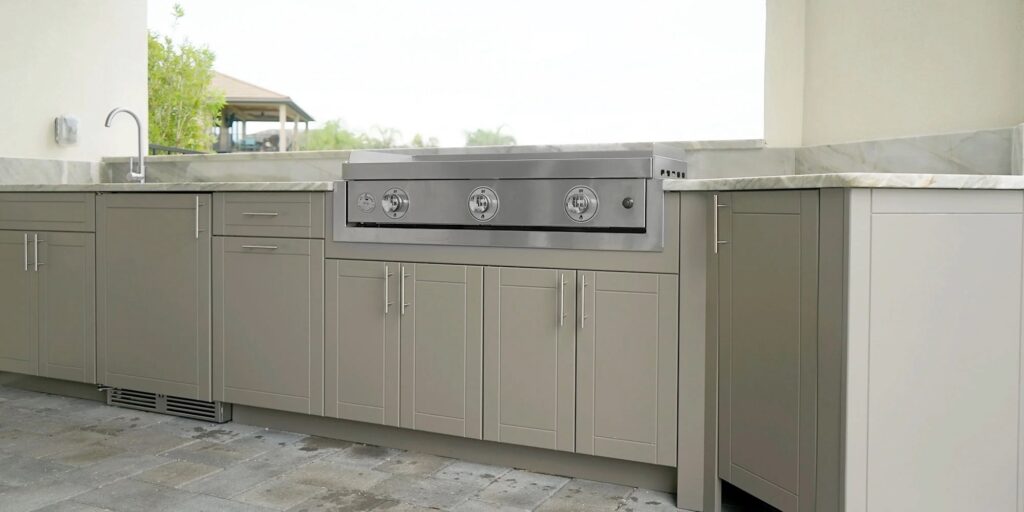 outdoor-kitchen-seventeen-shaker-slate-gray-2_2000x