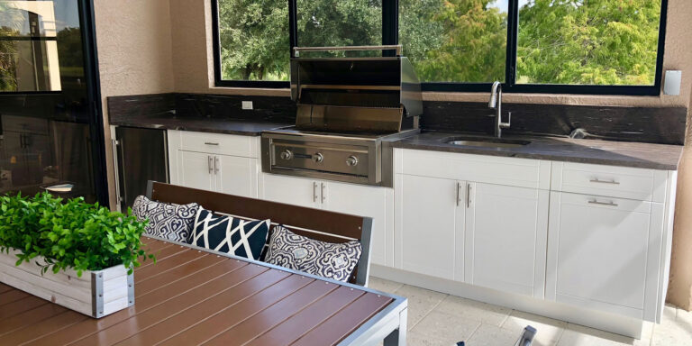 outdoor-kitchen-shaker-white-kenedy-1