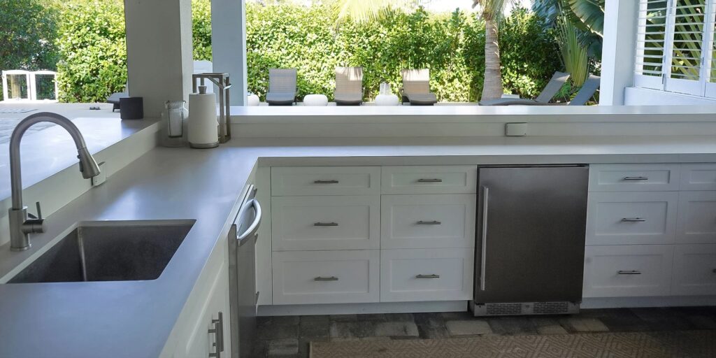 outdoor-kitchens-bimini-shaker-white-2_2000x