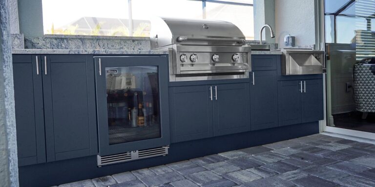 outdoor-kitchens-shaker-charcoal-1_2000x